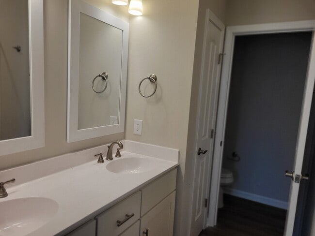 Building Photo - 2015 Briarwood Dr