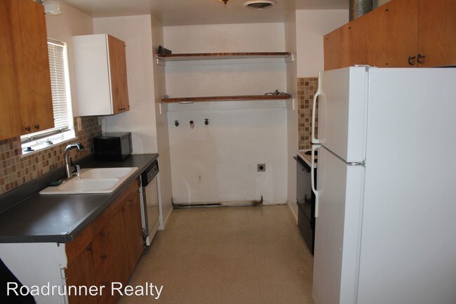 Building Photo - 841 W Graaf Ave