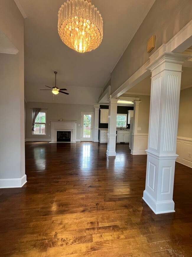 Building Photo - 3BR Home in Heartwood Place with large fen...