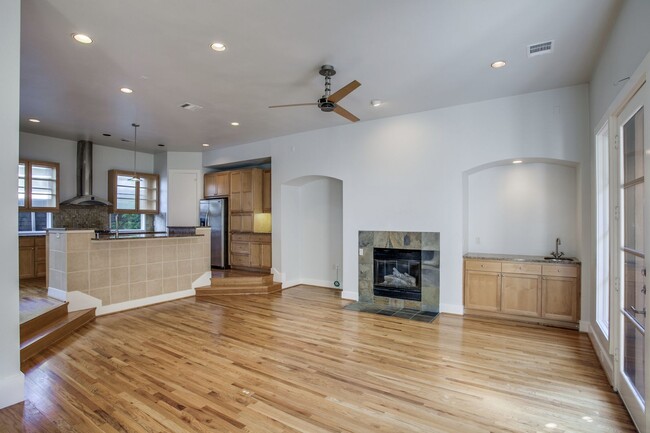 Foto del edificio - Contemporary 3 Bed in Oak Lawn • Amazing A...