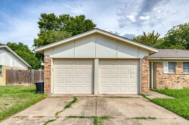 Building Photo - Spacious 3-Bedroom, 2-Bathroom Home in a Prime Location