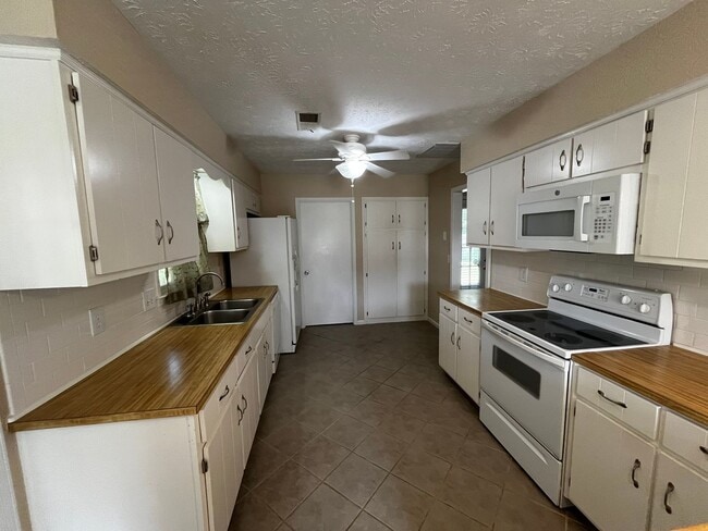 Building Photo - Beautiful New to Market!