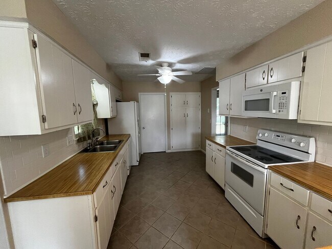 Foto del edificio - Beautiful New to Market!