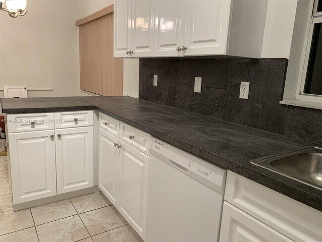 Foto del edificio - 5364 NW 188th St