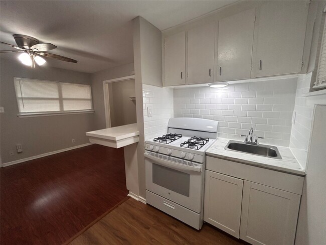 Foto del edificio - 8803 Timberside Dr