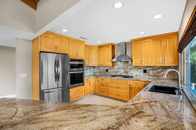 Foto del edificio - Luxury View Home On Canyon Rim