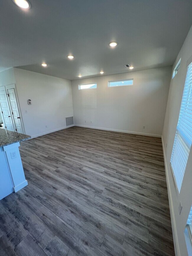 Building Photo - LEASING SPECIAL 1/2 OFF FIRST MONTHS RENT!...