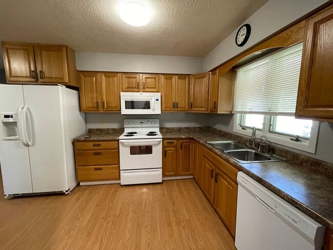 Building Photo - Rare Opportunity to Rent Single Family 3 Bedroom Home in McCook Lake, SD