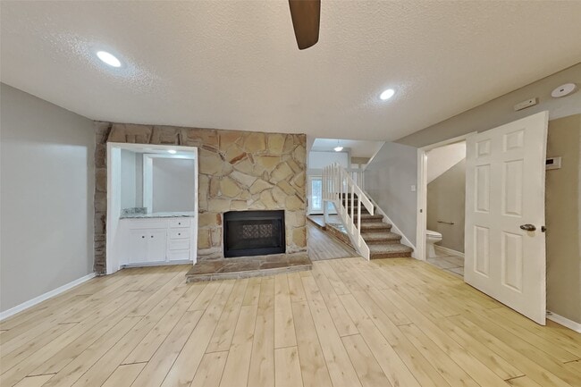 Foto del edificio - 542 Enchanted Hollow Dr