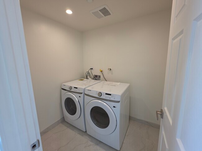 Foto del edificio - 15533 Tupper St
