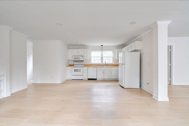 Building Photo - 2437 Tilghman Cir