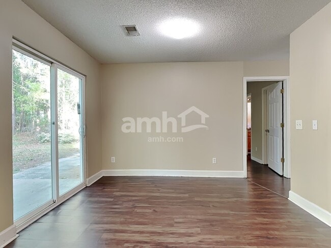 Foto del edificio - 634 Coopers Ln N