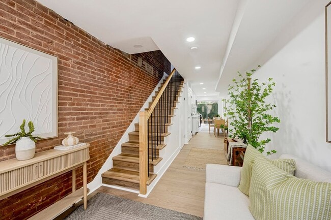 Building Photo - 203 S Madeira St
