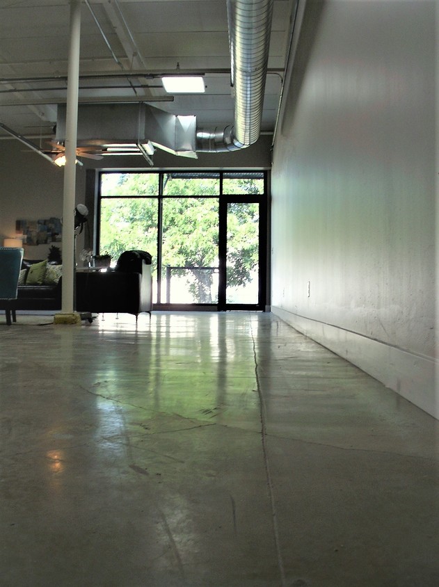 123 - Concrete Floors - 3363 E Commerce St