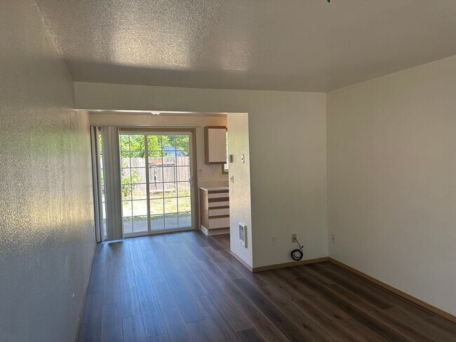 Foto del edificio - Freshly updated 3 bedroom 2 bathroom duple...