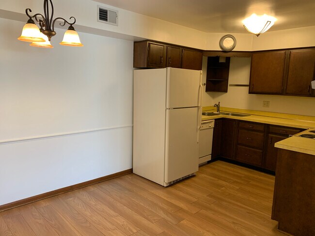 Building Photo - 1220 Camellia Dr
