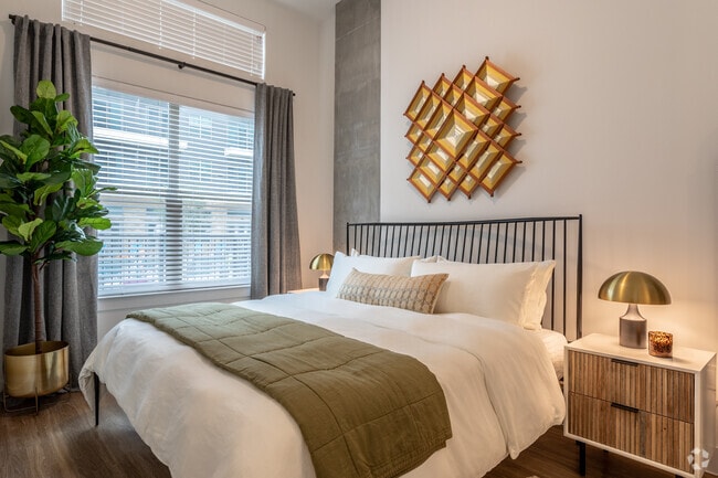 1BR, 1BA - 695SF - Heritage Plaza