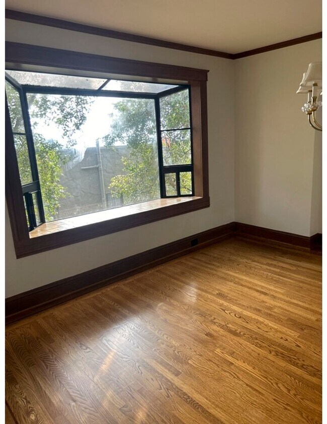 Building Photo - 1/2 MONTH FREE RENT!!! SPACIOUS 2-STORY FL...