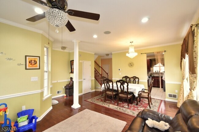 Building Photo - 8 Maxwell Rd