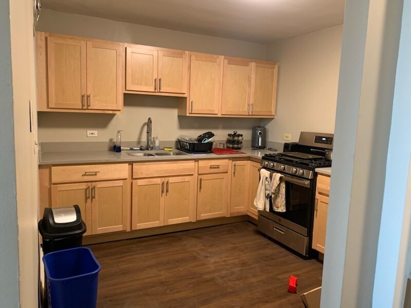 Kitchen - 2740 S Prairie Ave