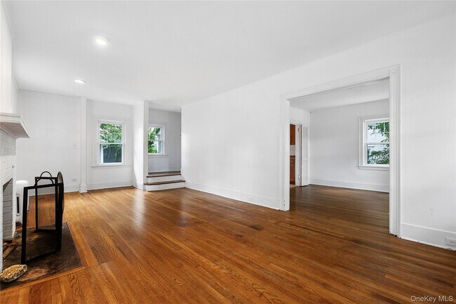 Foto del edificio - 15 Roosevelt Ave