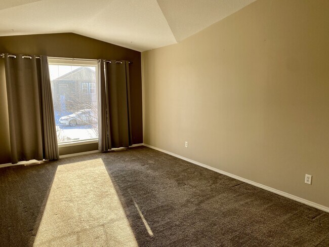 Photo du bâtiment - 755 Mt Sundance Ln W