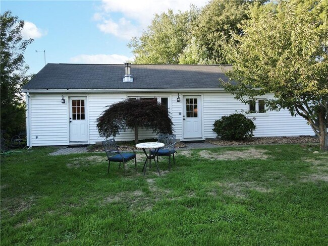 Building Photo - 543 Aquidneck Ave