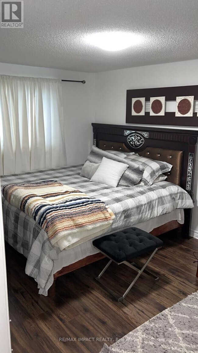 Building Photo - 285 Bluevale St N