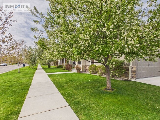 Building Photo - 4 Bedroom Home with Spacious Yard