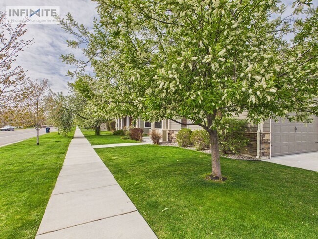 Foto del edificio - 4 Bedroom Home with Spacious Yard