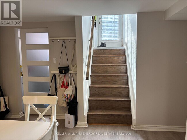 Photo du bâtiment - 168 Riverside Dr N