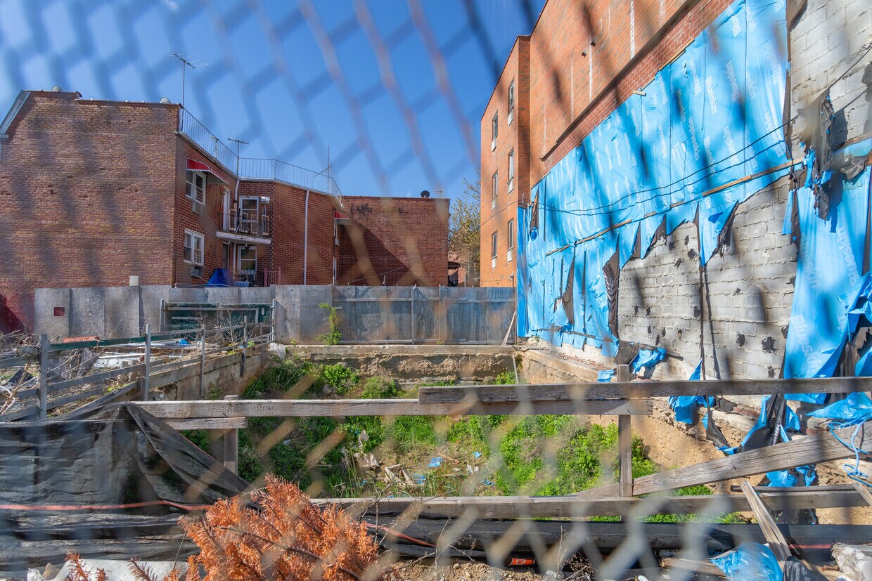 Foto del edificio - 11072 Corona Ave