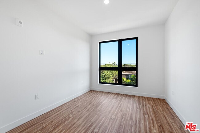 Foto del edificio - 11600 National Blvd