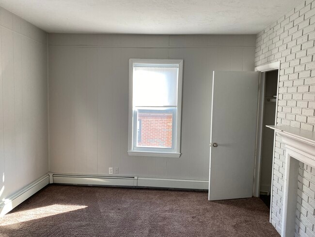 Building Photo - 933 Main St