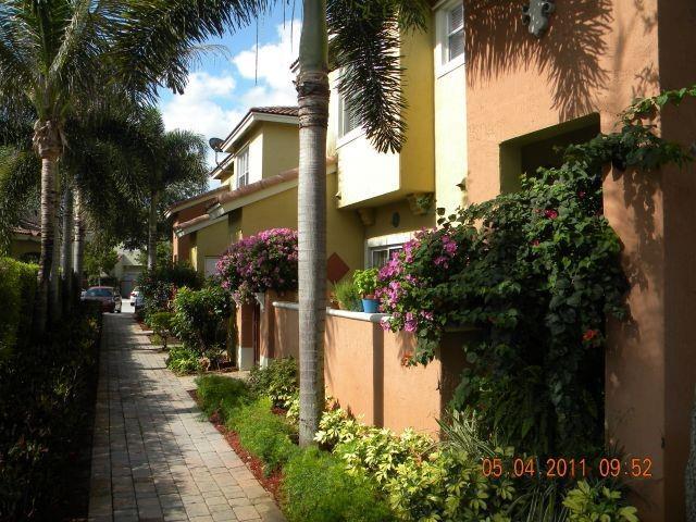 Foto del edificio - 3210 Merrick Terrace