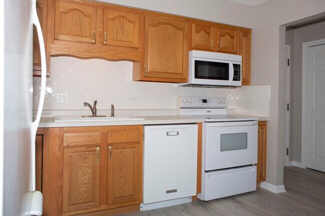 Building Photo - 2650 Brookwood Way Dr