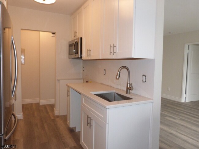 Foto del edificio - 460 River Rd
