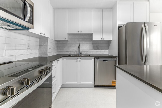 2BR, 1BA - 859SF - Kitchen - 250 Roehampton Avenue