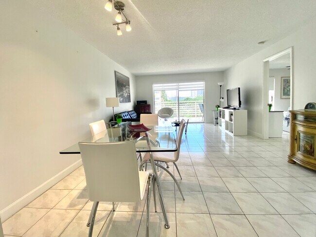 Foto del edificio - 17801 N Bay Rd