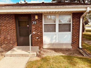 Building Photo - 408 E Maple St
