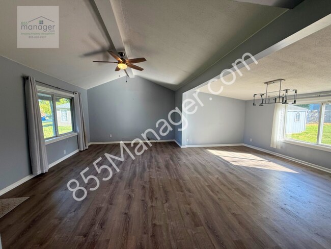 Building Photo - Updated 4-Bedroom with Primary Suite & Fen...
