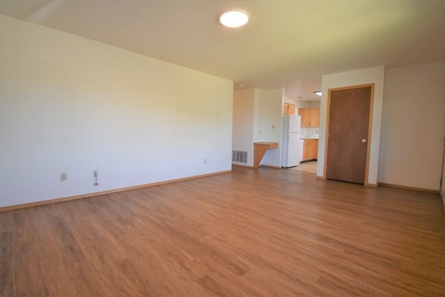 Building Photo - 3BD, 1BA Top Floor Unit