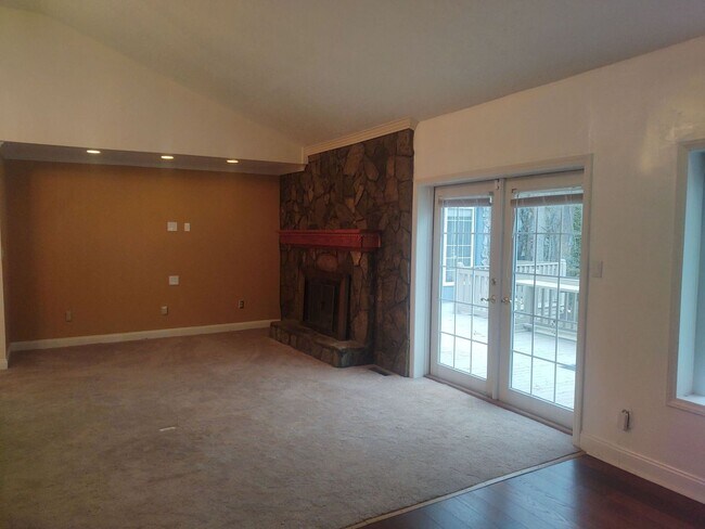 Building Photo - Beautiful 3 bedroom 3 bathroom house avail...