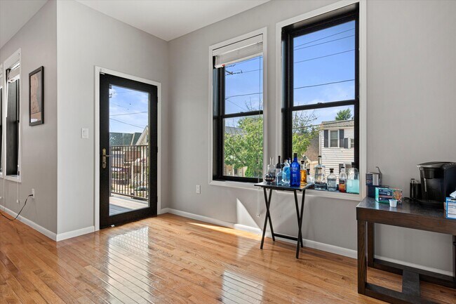 Foto del edificio - 1697 N Marshall St