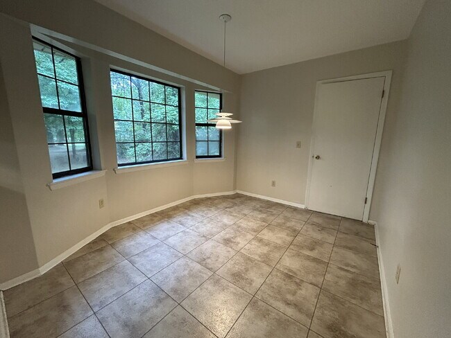 Building Photo - Home For Rent