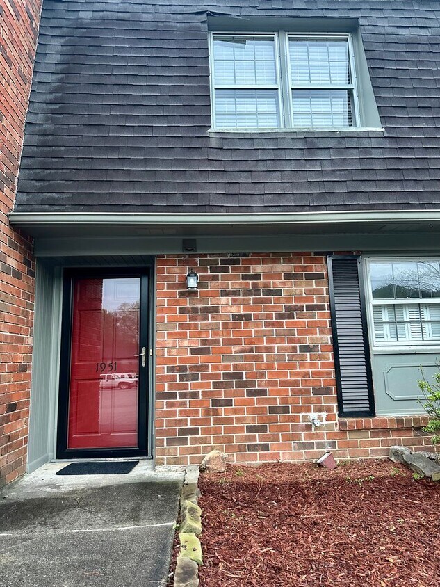 Foto principal - 2 bedroom 1.5 bath condo now available for rent in Dalton, GA