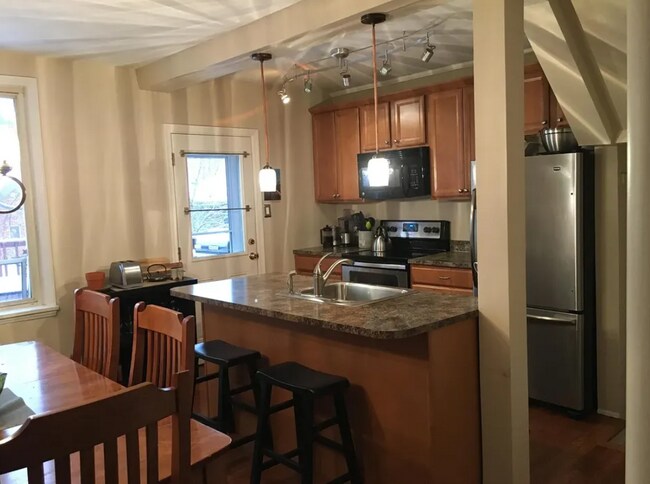 Foto del edificio - 6342 Crombie St