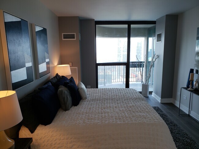 Bedroom - 400 N La Salle Dr