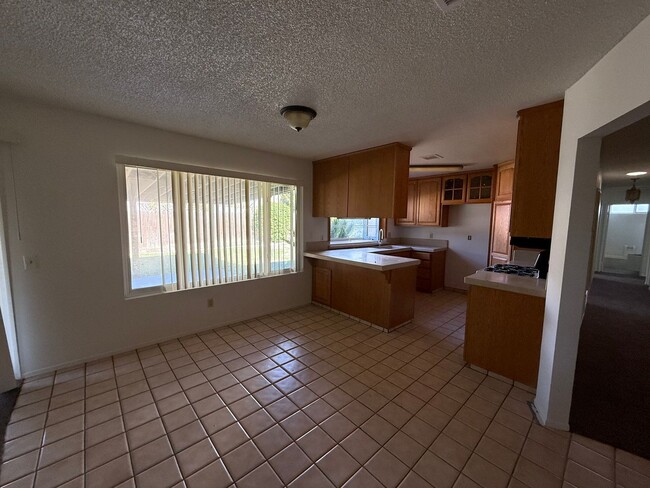 Building Photo - 3 Bed 2 Bath E Peach St