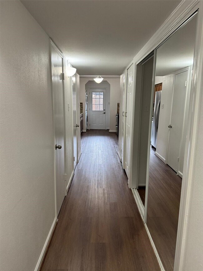 Building Photo - 12925 Trail Hollow Dr